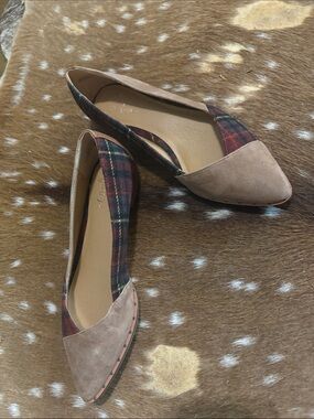 Crown vintage tan suede and flannel plain pointed flats with cute rivet detail
